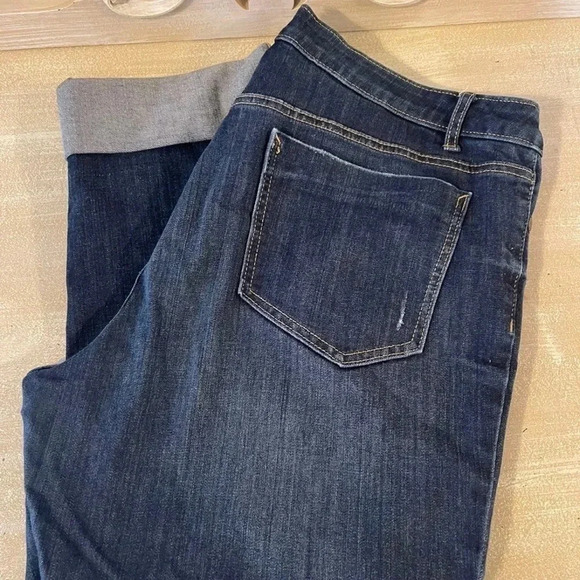 SIMPLY Vera Wang denim rolled cuffed capris. Stretchy
Size: 16 - Picture 8 of 10